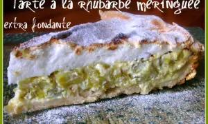 Une généreuse part de tarte rhubarbe alsacienne, extra fondante, avec sa meringue dorée et saupoudrée de sucre glace.