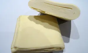 Deux blocs de pâte feuilletée prêts à être transformés en délices croustillants.