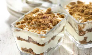 Délicieux tiramisu speculoos en verrines, superposant crème onctueuse et biscuits émiettés, le tout saupoudré de miettes croustillantes.