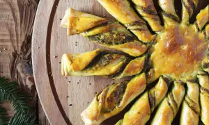 Tarte soleil dorée, garnie d'une farce verte, prête à être dégustée.