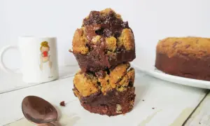 Deux délicieux brookie empilés, un délice chocolaté. Une tasse et une cuillère à proximité pour une pause gourmande.
