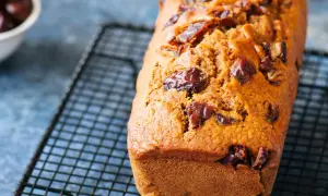 Un délicieux gâteau moelleux aux dattes, tout juste sorti du four et refroidissant sur une grille.