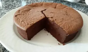 Un gâteau d'anniversaire facile et bluffant, un fondant au chocolat intense et moelleux, prêt à être dégusté.