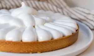 Tarte garnie de meringue italienne, plus stable que la meringue française.