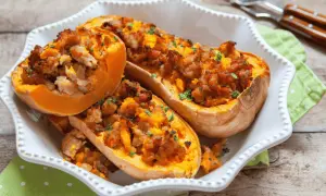 Courges butternut farcies à la saucisse, préparées à l'air fryer. Un délice automnal.
