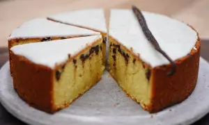 Gâteau poudre d'amande facile et rapide, avec glaçage blanc et éclats de chocolat. Une gousse de vanille décore ce délice.
