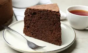 Une part de moelleux gâteau au chocolat, prête à être dégustée avec une tasse de thé. Une recette simple pour un plaisir gourmand.