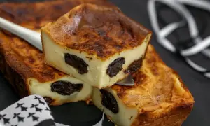Un délicieux far breton aux pruneaux, prêt à être dégusté. Une recette traditionnelle pour un dessert gourmand.