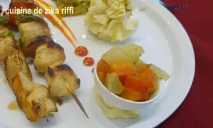 Un délicieux accompagnement brochette de poulet grillé, servi avec purée et légumes croquants.