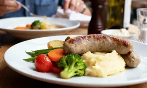 Assiette de boudin blanc, purée, haricots verts, tomates et brocolis. Une belle recette boudin blanc à déguster.