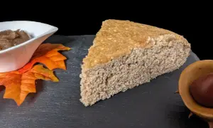 Tranche de gâteau à la crème de marron, inspiré par Cyril Lignac, avec une coupelle de crème et une feuille d'automne.