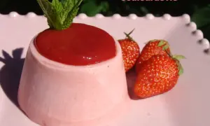 Délicieuse recette glace à la fraise sans sorbetière, servie avec des fraises fraîches et une touche de menthe.