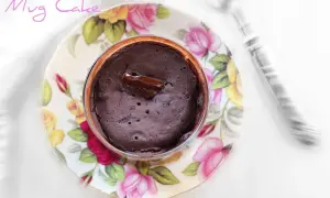 Un délicieux mug cake au chocolat, prêt en un clin d'œil. Une recette facile pour un plaisir gourmand.