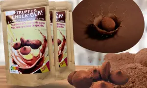 Truffes chocolat professionnelles, emballées et en vrac, avec une truffe tombant dans du chocolat fondu.