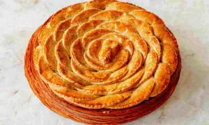 La galette des rois de Cédric Grolet, une œuvre d'art feuilletée en forme de rose, dorée à souhait.