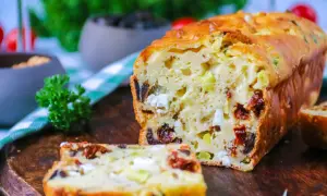 Un cake salé aux tomates séchées, olives et feta, parfait pour une recette facile et savoureuse.