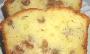 Tranches de cake aux raisins secs moelleux, parfaites pour une recette gourmande.