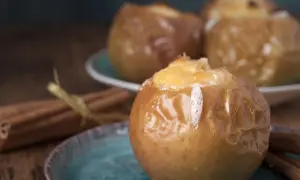 Pommes au four, garnies et dorées, prêtes à déguster. Une recette simple et réconfortante de pomme au four cannelle.