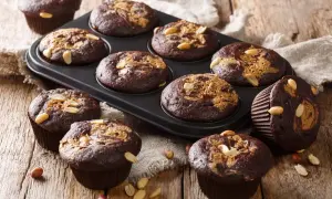 Douceurs chocolatées au beurre de cacahuète, parsemées de cacahuètes, prêtes à être dégustées.