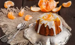 Gâteau glacé à la clémentine, décoré de zestes et de quartiers d'orange. Une confiture de clémentine originale pour un dessert gourmand.