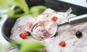 Glace au yaourt grec aux fruits rouges, prête à être dégustée. Une recette simple et rafraîchissante pour l'été.