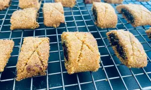 Délicieux makrouts algériens faciles, prêts à être dégustés. Ces biscuits sablés à la pâte de dattes sont parfaits pour accompagner un thé.