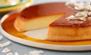 Un flan aux œufs onctueux, nappé de caramel doré et garni de copeaux de noix de coco. Un délice à savourer.