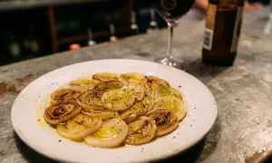 Poireaux vinaigrette, tendres et caramélisés, accompagnés d'un verre de vin rouge et d'une bière. Un délice simple.