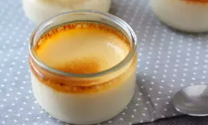Crème aux œufs grand-mère dans des pots en verre, avec une croûte caramélisée dorée. Un délice réconfortant.