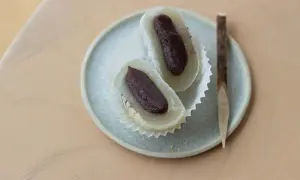 Deux mochis à la pâte de haricots rouges, prêts à être dégustés. Une délicieuse mochi recette à essayer.
