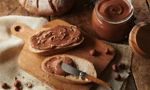 Tartines de pain de campagne généreusement garnies de pâte à tartiner aux noisettes, inspirée par la recette de Cyril Lignac. Un délice gourmand !