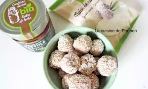 Délicieuses boules coco lait concentré, prêtes à déguster. Une recette facile avec confiture de lait et noix de coco râpée.