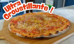Une pizza ultra croustillante, parfaite pour une recette pâte à pizza fine. Son bord doré et son fromage fondant invitent à la dégustation.