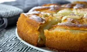 Un délicieux clafoutis aux poires, doré et moelleux, prêt à être dégusté.