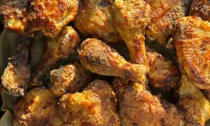 Un assortiment de morceaux de poulet croustillants et dorés, préparés au poulet air fryer. Parfait pour un repas savoureux et léger.