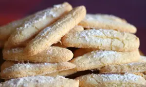 Gourmandise : des biscuits cuillère légers et aériens, parfaits pour accompagner un café ou un dessert. Une recette facile à réaliser, inspirée par Cyril Lignac.
