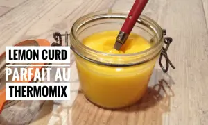 Un pot de lemon curd onctueux, prêt à être dégusté. Parfait au Thermomix pour une touche acidulée.