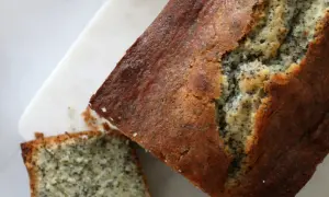 Gâteau aux graines de pavot, une recette facile et originale. La mie est moelleuse et parsemée de graines noires.