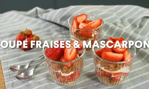 Trois verrines fraise mascarpone, garnies de fruits rouges frais et d'une crème onctueuse, prêtes à être dégustées.