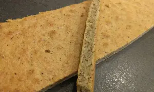 Biscuit Joconde, prêt à être garni selon la recette Cyril Lignac. Texture légère et aérée.