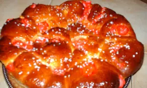 Brioche praline rose, une création gourmande inspirée par Cyril Lignac, parsemée de sucre perlé.