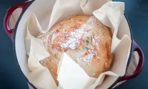 Un délicieux pain en cocotte, doré et croustillant, prêt à être dégusté.