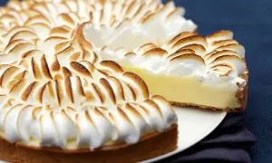 Une tarte au citron exceptionnelle avec une meringue dorée et aérienne, prête à être dégustée.