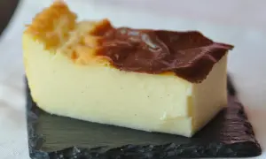 Tranche de flan sans pâte, crémeux et doré, parsemé de points de vanille. Une invitation à découvrir cette recette facile.