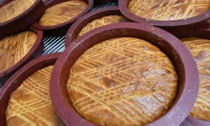 Plusieurs gâteaux bretons dorés, aux motifs quadrillés, sortent des moules en silicone.