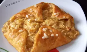 Un feuilleté aux pommes caramélisées, doré et croustillant, garni de morceaux de pommes fondantes et saupoudré de sucre perlé. Un délice !