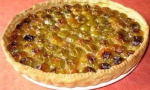 Une délicieuse tarte aux prunes à l'ancienne, avec une pâte dorée et une garniture généreuse de fruits confits et caramélisés.