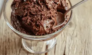 Une coupe de mousse au chocolat onctueuse, digne d'une création de Pierre Hermé, prête à être dégustée.