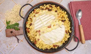 La recette de la croziflette savoyarde, un plat gratiné aux crozets, lardons et reblochon fondant, prêt à être dégusté.