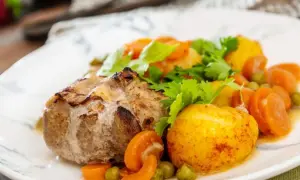 Paupiette de veau savoureuse, accompagnée de pommes de terre rôties, carottes et petits pois. Un plat réconfortant pour la cuisson.